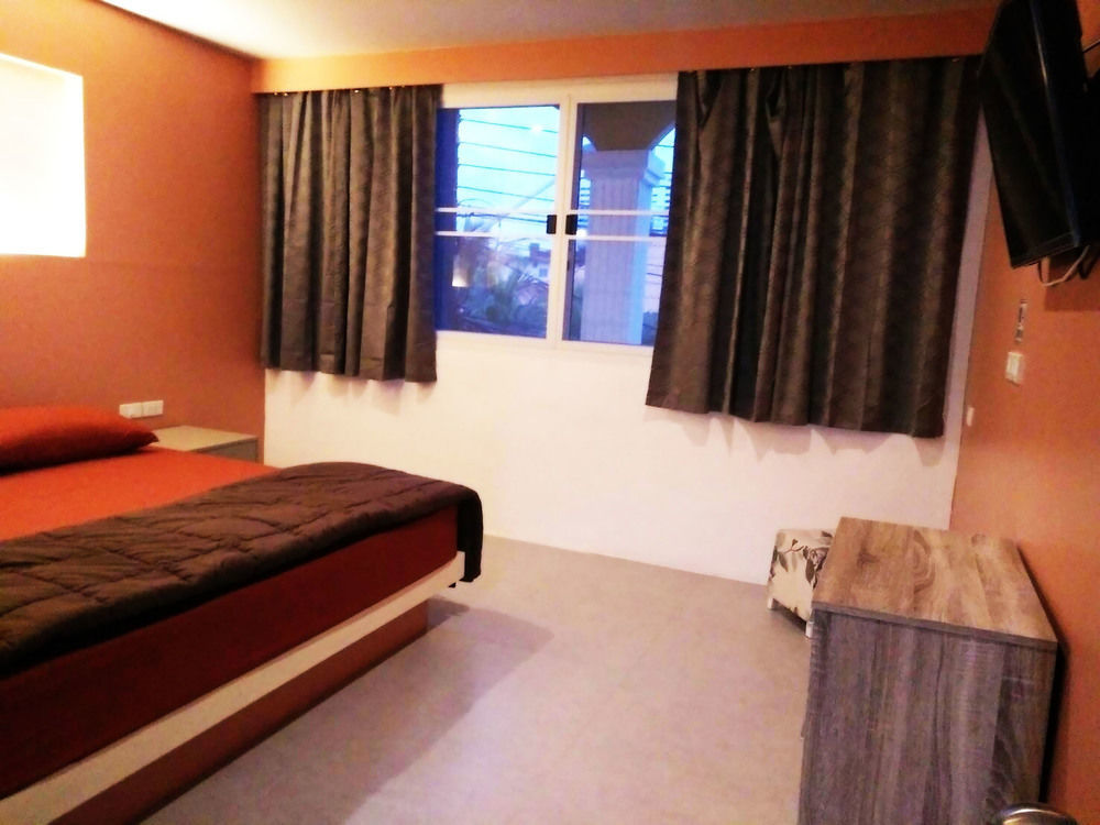 In Phuket House Otel Dış mekan fotoğraf