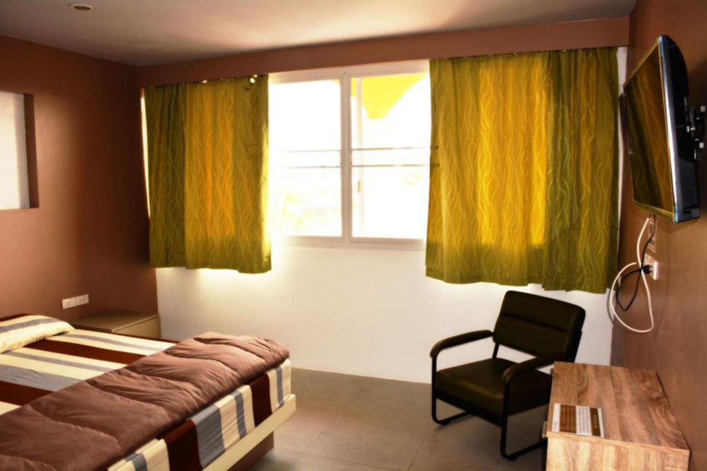 In Phuket House Otel Dış mekan fotoğraf